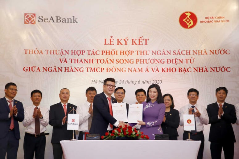 Đại diện SeABank và Kho bạc Nhà nước Việt Nam trao đổi biên bản thỏa thuận thu ngân sách và thanh toán song phương điện tử