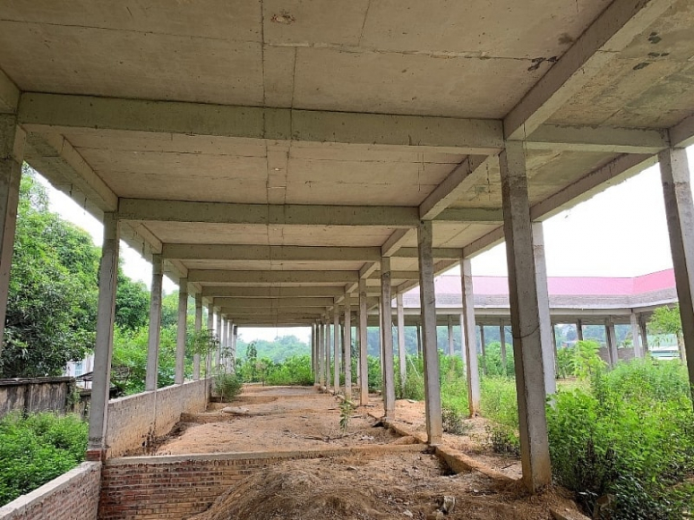 Công trình xây dựng nhà y tế vẫn đang thi công dang dở, chậm tiến độ so với bản cam kết