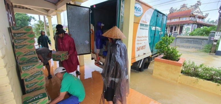 ViettelPost vận chuyển hàng miễn phí đến điểm ngập lụt nặng