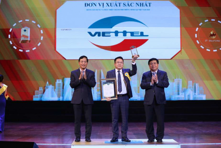 Đại diện Viettel lên nhận giải thưởng