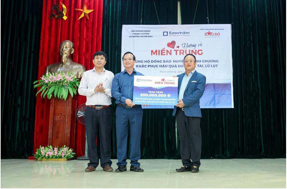 Ông Nguyễn Cảnh Hồng - Tổng giám đốc Công ty Cổ phần Eurowindow cùng đại diện Hội doanh nhân Thanh Chương và đại diện Câu lạc bộ Sao đỏ trao tặng quà cho người dân huyện Thanh Chương