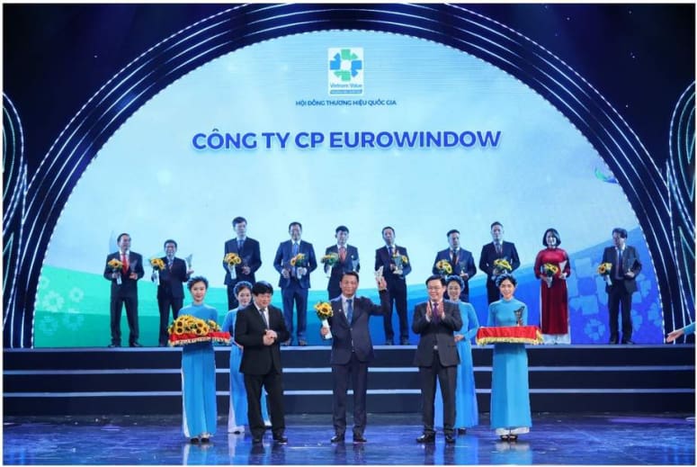Ông Đỗ Minh Thanh – Phó TGĐ Eurowindow, đại diện công ty nhận cúp Thương hiệu Quốc gia Việt Nam 2020