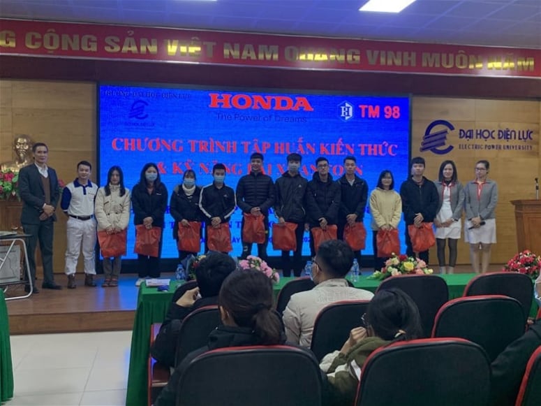 Trường Đại học Điện lực cùng Honda Việt Nam tổ chức tập huấn kiến thức an toàn giao thông và tặng quà cho sinh viên