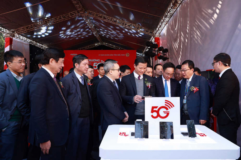 Lãnh đạo Bộ Thông tin và Truyền thông và tỉnh Bắc Ninh trải nghiệm dịch vụ 5G Viettel