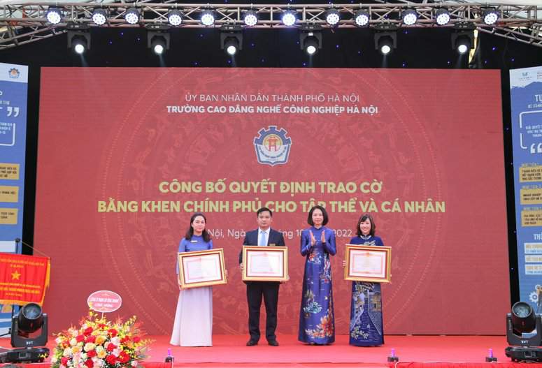 Bà Phạm Thị Hường, Hiệu trưởng ( bên phải ngoài cùng) và 2 giảng viên của nhà trường vinh dự đón nhận Bằng khen của Chính Phủ