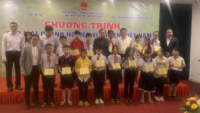 Đại diện các cơ quan và Qũi Bảo trợ trẻ em trao quà cho 20 trẻ em bị ảnh hưởng lũ lụt tại Đà Nẵng
