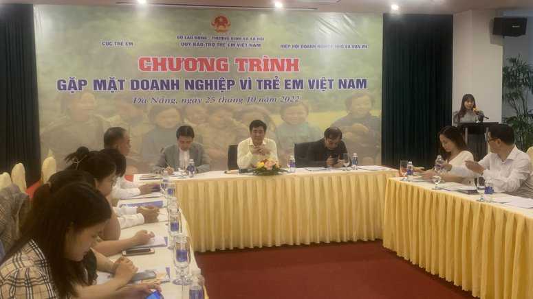 Ông Đặng Hoa Nam, Cục trưởng Cục trẻ em và các đơn vị doanh nghiệp tại hội nghị triển khai chương trình hỗ trợ trẻ em có hoàn cảnh khó khăn