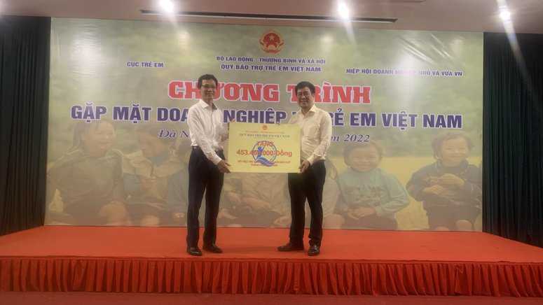 Ông Hoàng Văn Tiên, giám đốc Qũi Bảo trợ trẻ em Việt Nam trao trên 400 triệu đồng hỗ trợ trẻ em bị ảnh hưởng bão lụt vừa qua tại Đà Nẵng