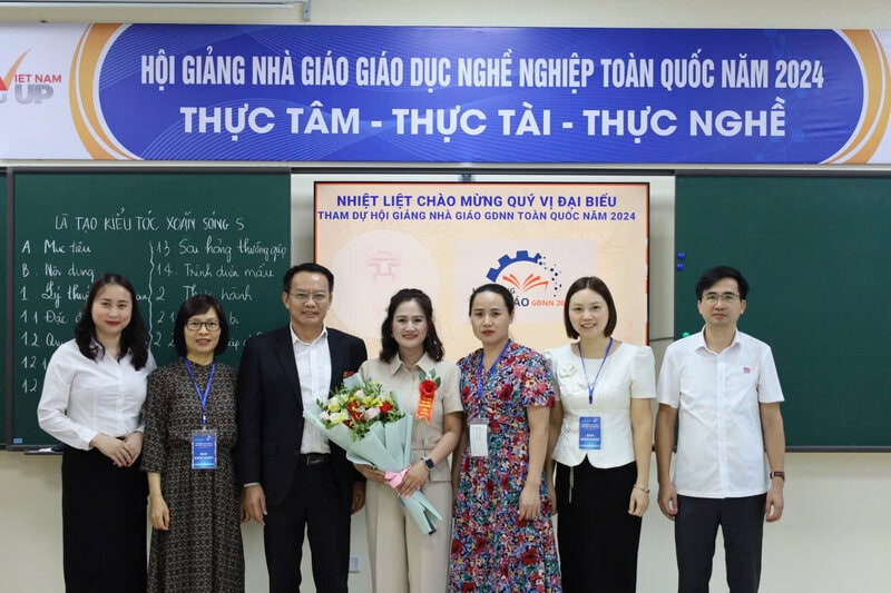 Đoàn giảng viên Trường cao đẳng Công nghệ cao Hà Nội tham dự trình giảng nghề Chăm sóc sắc đẹp (Thiết kế tóc) và Công nghệ thông tin