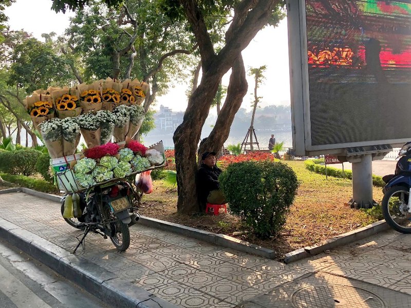 Nỗi mệt nhọc của người bán hoa rong trên con đường Thanh Niên