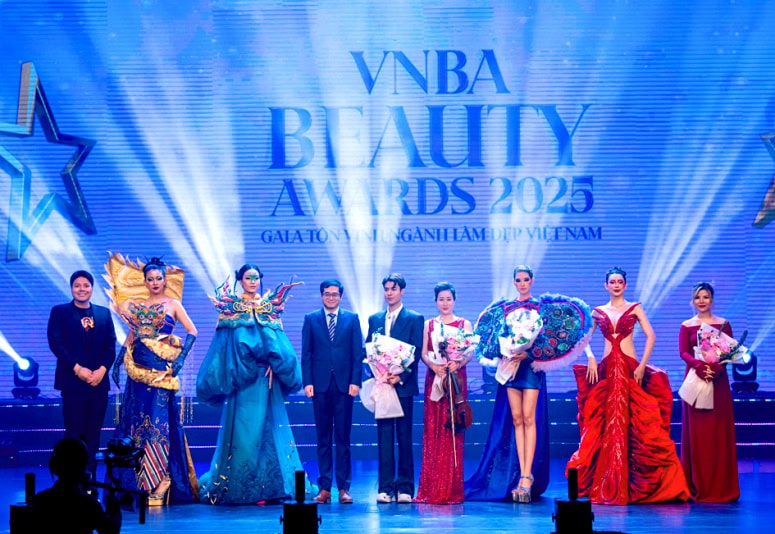 Ông Lê Văn Chương, Phó Vụ trưởng Vụ Kỹ năng nghề, Tổng cục GDNN, tặng hoa cho nhà thiết kế Kiên Vũ với bộ sưu tập ‘Linh Sắc’.