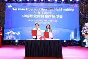 Bà Phạm Thị Hường Hiệu trưởng Cao đẳng nghề Công nghiệp Hà Nội và đối tác Trung Quốc ký kết hợp tác