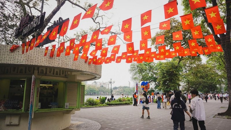 Hàng dài cờ Tổ quốc được treo thẳng tắp trên nhiều tuyến phố, tạo nên hiệu ứng thị giác mạnh mẽ, biểu trưng cho sự đoàn kết và thống nhất của toàn dân tộc
