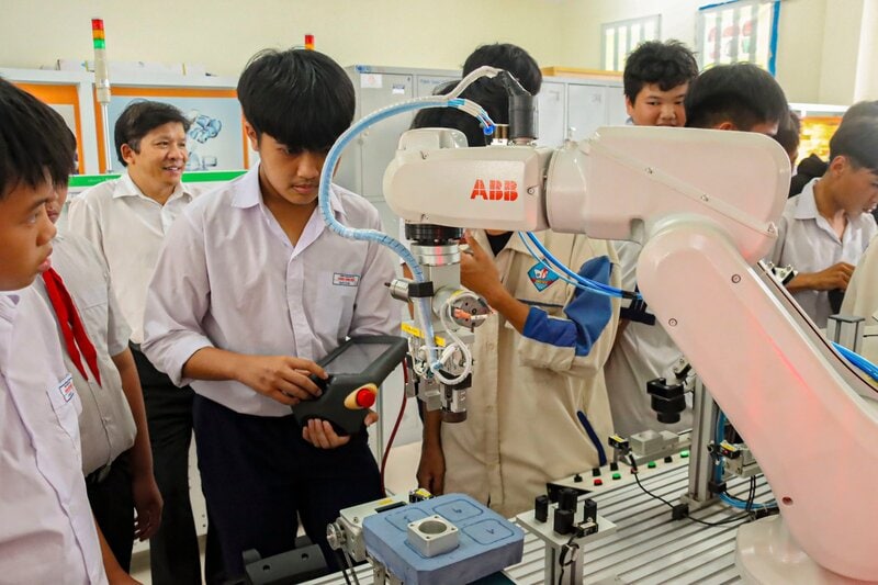 Học sinh THCS trải nghiệm điều khiển robot tự động tại Trường CĐ Kỹ thuật Công nghệ Bà Rịa - Vũng Tàu