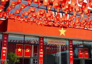 Mỗi lá cờ như một ngọn lửa nhỏ, cùng thắp sáng không gian. Hình ảnh ấy không chỉ tạo nên bầu không khí trang nghiêm, rực rỡ mà còn mang ý nghĩa giáo dục sâu sắc