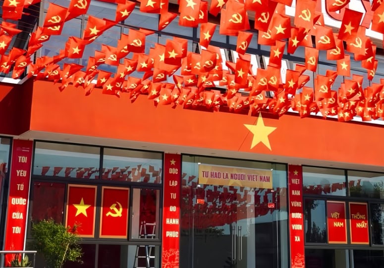 Mỗi lá cờ như một ngọn lửa nhỏ, cùng thắp sáng không gian. Hình ảnh ấy không chỉ tạo nên bầu không khí trang nghiêm, rực rỡ mà còn mang ý nghĩa giáo dục sâu sắc