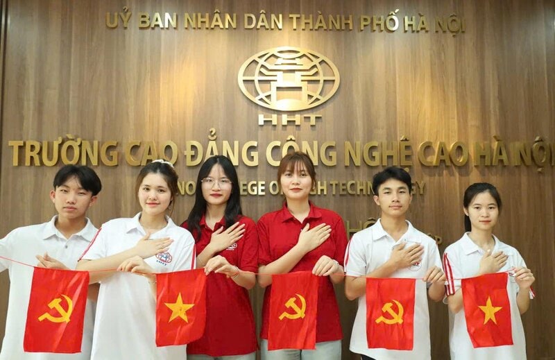 Sinh viên HHT với cảm xúc thiêng liêng được học tập khi đất nước trọn niềm vui 