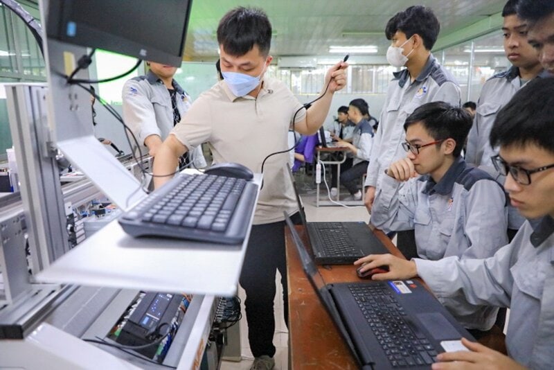 SV Trường Cao đẳng nghề Công nghiệp Hà Nội được thực hành trên thiết bị hiện đại do Funa AI tài trợ