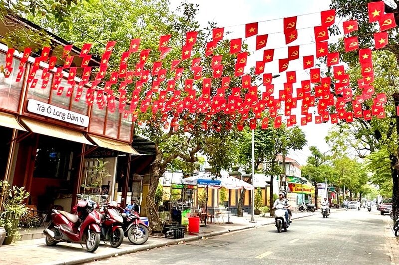 Một góc đường phố Huế bừng sáng với cờ đỏ sao vàng