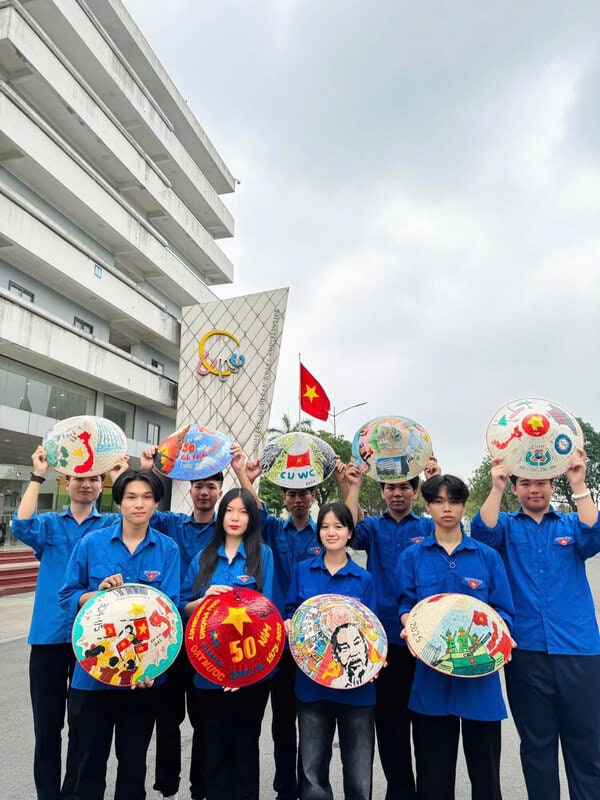 Sinh viên CĐ Xây dựng và Công trình Đô thị với sáng tạo độc đáo trên nón lá