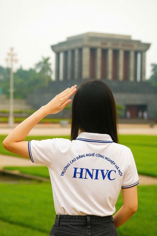 Nữ sinh HNIVC nghiêm trang bên Lăng Chủ tịch Hồ Chí Minh 