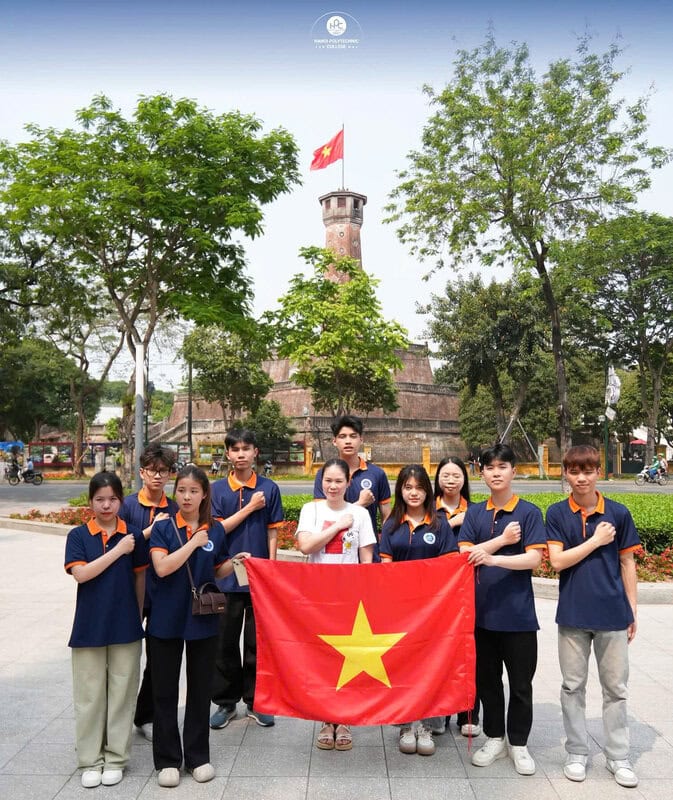 Giảng viên, sinh viên CĐ Công nghệ Bách Khoa Hà Nội tham quan tìm hiểu lịch sử tại Viện Bảo tàng Quân đội Nhân dân Việt Nam 