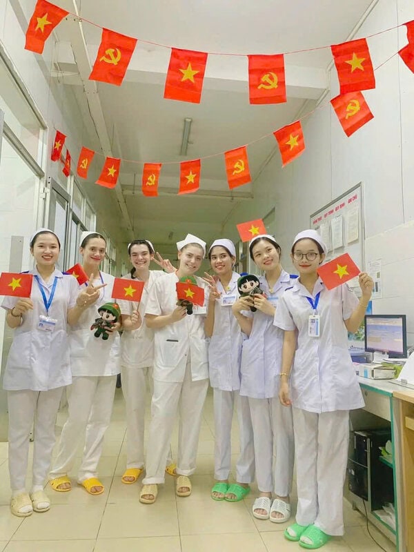 Sinh viên CĐ Y tế Đồng Nai trong màu áo blouse cùng bạn bè quốc tế, tại bệnh viện Thống Nhất 