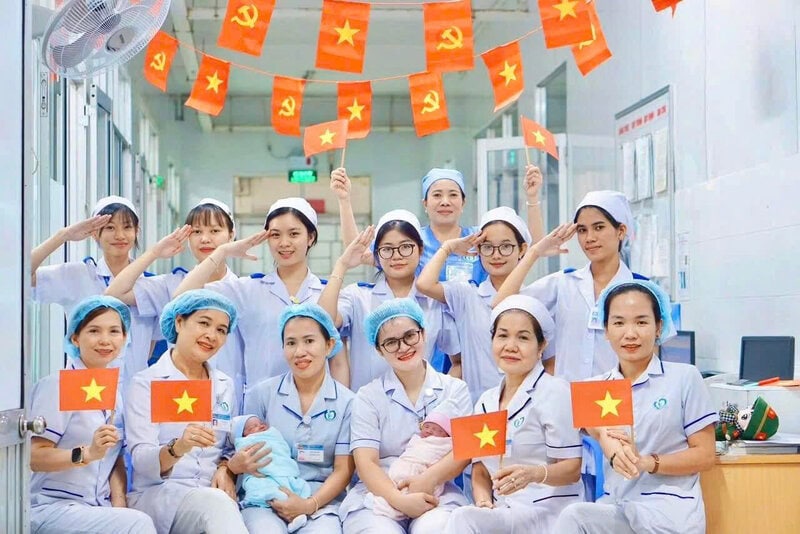 Em bé mới sinh tại bệnh viện trong vòng tay của đội ngũ y bác sĩ, cùng các em thực tập sinh CĐ Y tế Đồng Nai tại một bệnh viện