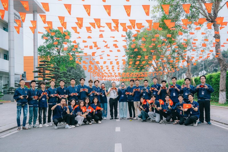 Sinh viên CĐ Lý Thái Tổ- LIC rực rỡ sắc cờ Tổ quốc tại sân trường 