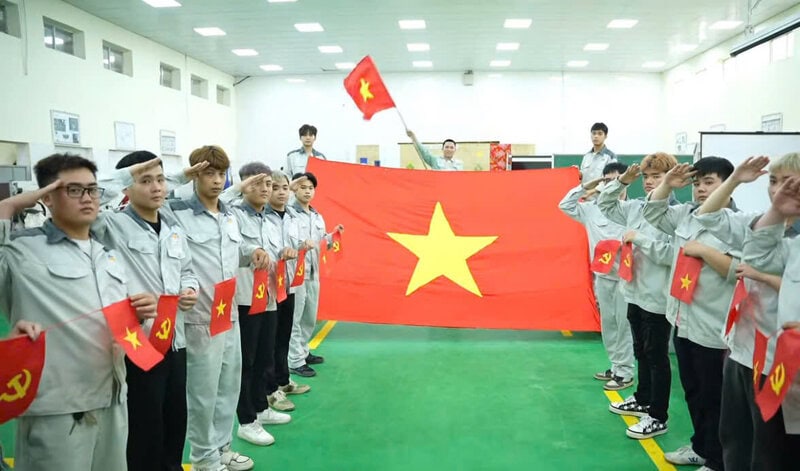 Từ sân trường đến nhà xưởng HNIVC đỏ thắm sắc cờ Tổ quốc
