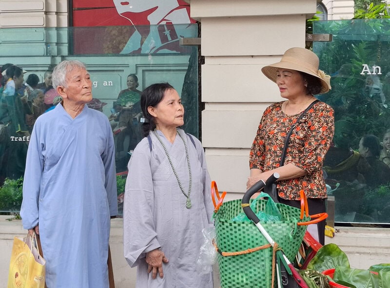 Vợ chồng ông Đính, bà Lâm cầu cho con cháu sống tử tế và vợ chồng tôi được mạnh khỏe để cùng nhau đi lễ Phật.