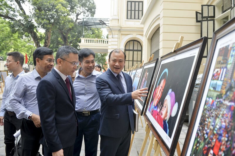 Đại biểu tham quan các tác phẩm tham dự giải.