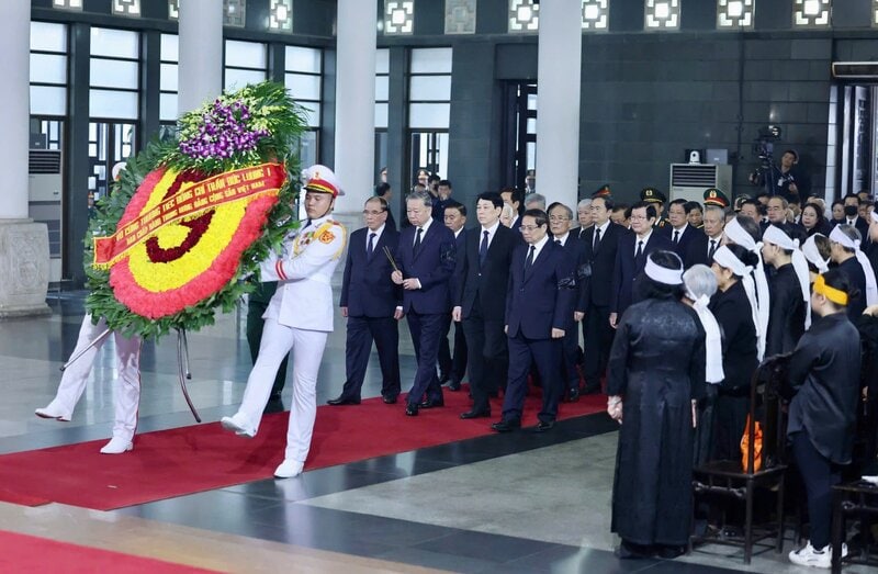 Đoàn Ban Chấp hành Trung ương Đảng do Tổng Bí thư Tô Lâm làm trưởng đoàn vào viếng đồng chí Trần Đức Lương.