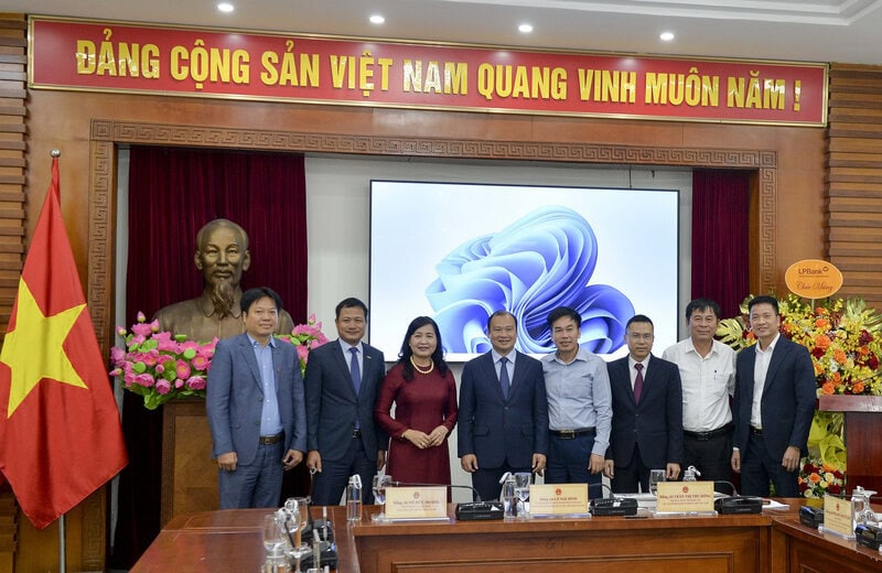 Các đại biểu chụp ảnh lưu niệm tại Hội nghị.