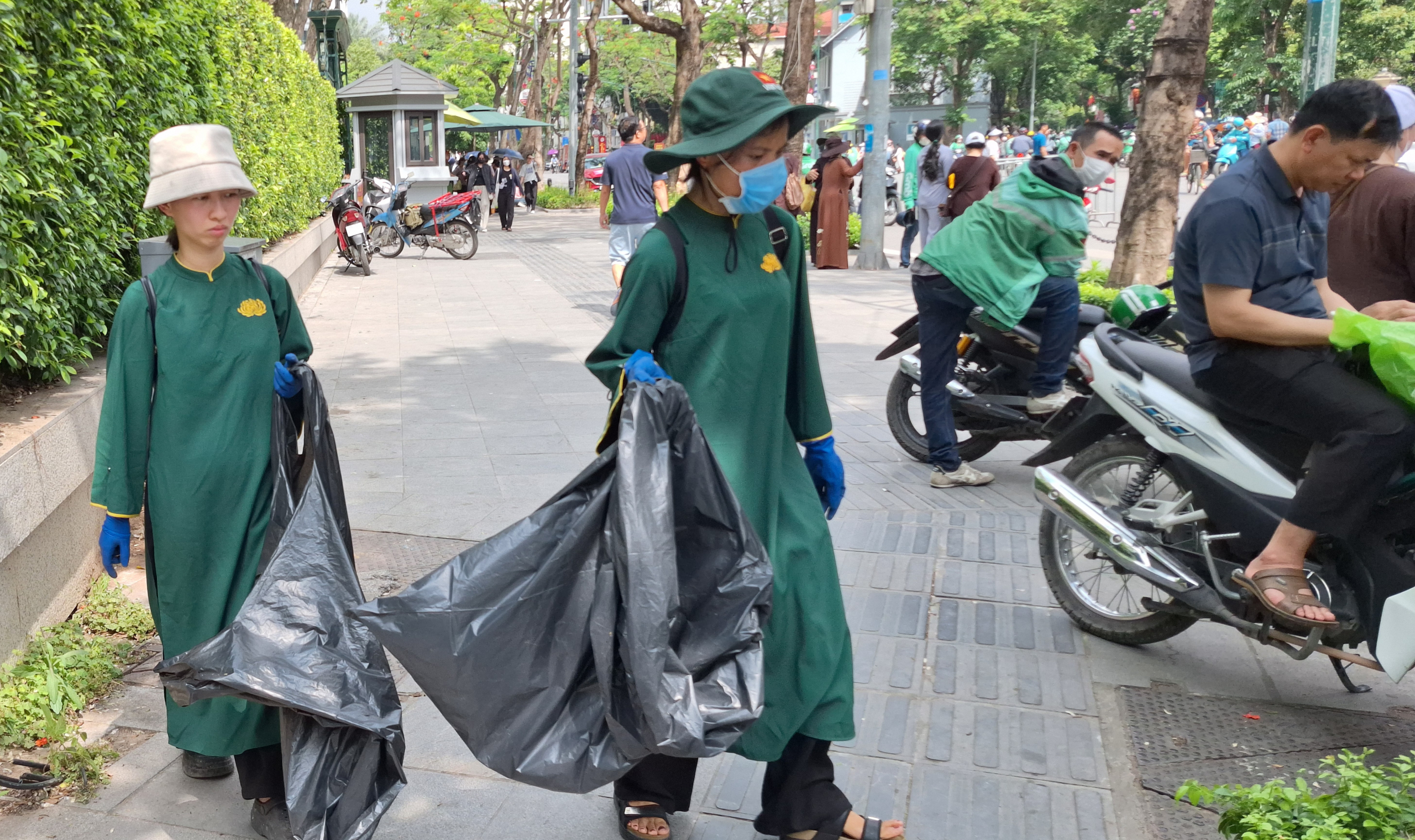 rong dòng người đó, có những người âm thầm nhặt rác, bảo vệ môi trường và khu vực chiêm bái Xá lợi Đức Phật.