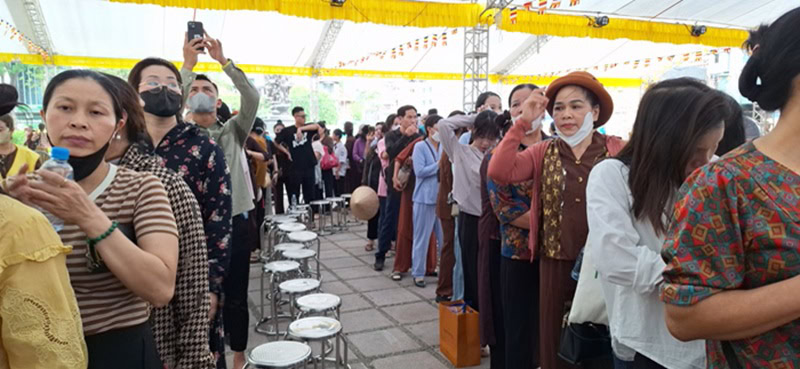 Từ mờ sáng đến cuối giờ chiều (15/5), từng đoàn người vẫn thành kính vào chiêm bái Xá lợi Đức Phật tại chùa Quán Sứ.