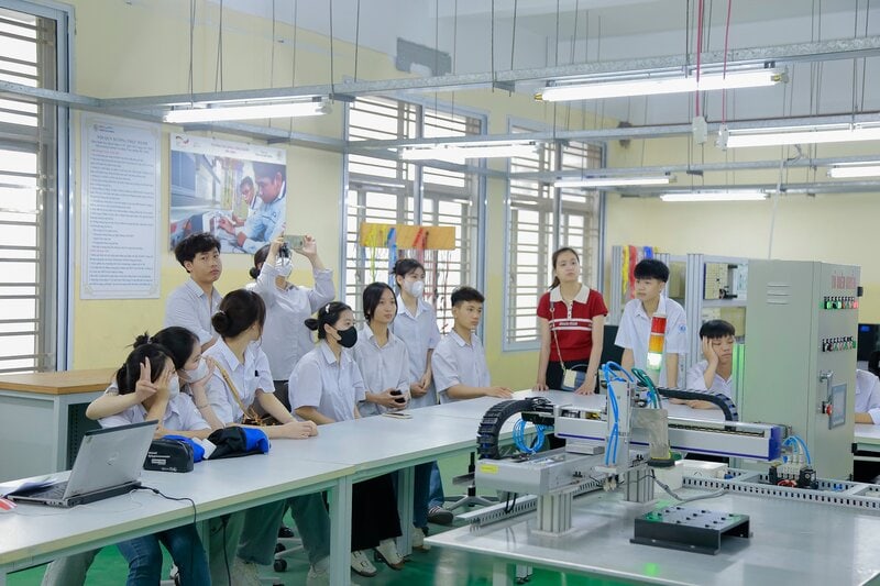 Học sinh tham quan trải nghiệm tại Trường CĐ Công nghiệp Bắc Ninh