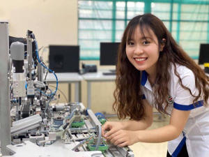 Nữ sinh viên theo học cao đẳng nghề Cơ điện tử