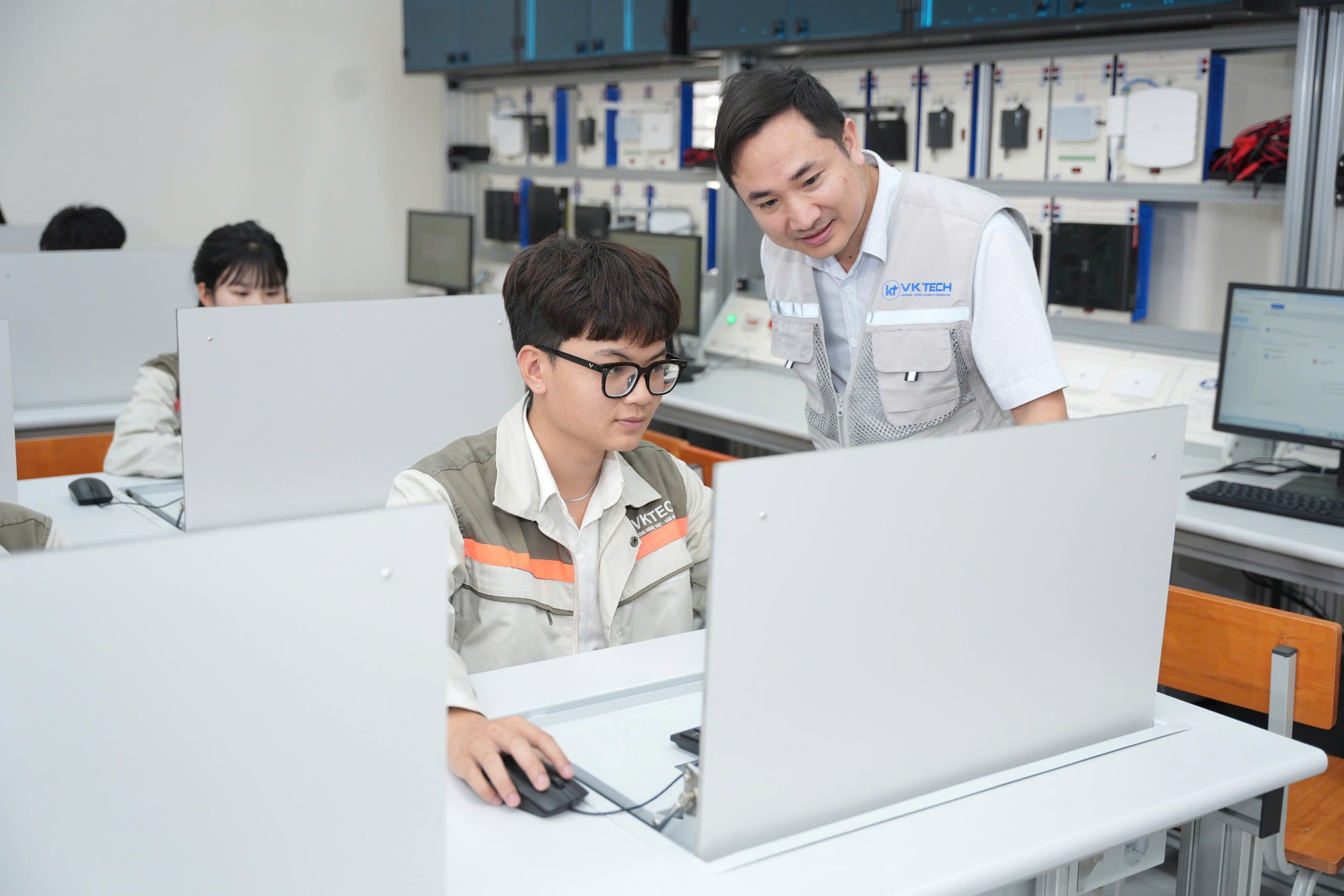 SV Cao đẳng Công nghệ Việt - Hàn Bắc Giang học tập trong môi trường công nghệ số hiện đại