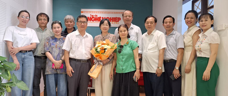 Ban Lãnh đạo Hiệp hội chụp ảnh lưu niệm cùng cán bộ, phóng viên, biên tập viên Tạp chí.