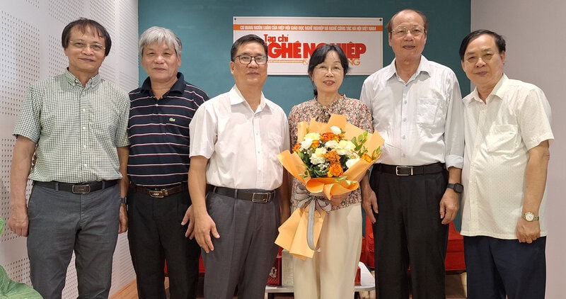 Lãnh đạo Hiệp hội tặng hoa chúc mừng nguyên Tổng Biên tập Tạp chí Chử Thị Hà và tân Phó Tổng Biên tập phụ trách Trần Hồng Quỳnh.