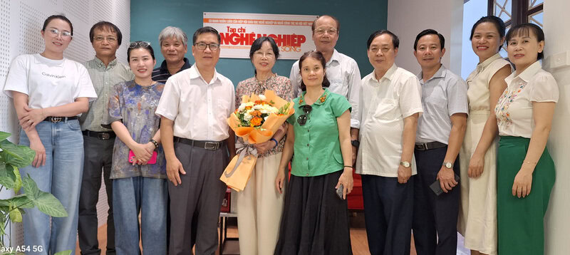 Lãnh đạo Hiệp hội chụp ảnh lưu niệm cùng cán bộ, phóng viên, biên tập viên Tạp chí.