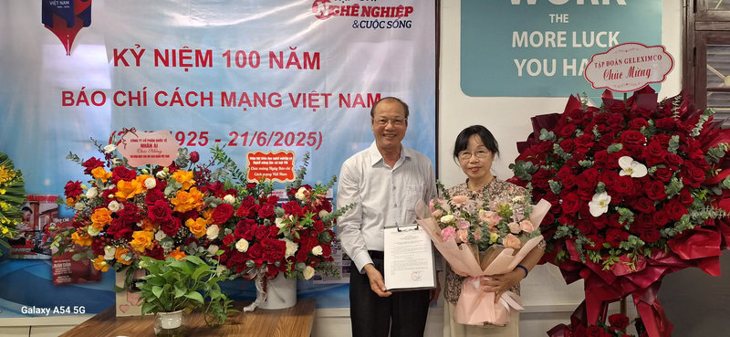 TS. Phan Sỹ Nghĩa trao quyết định thôi giữ chức vụ Tổng Biên tập cho Nhà báo Chử Thị Hà.