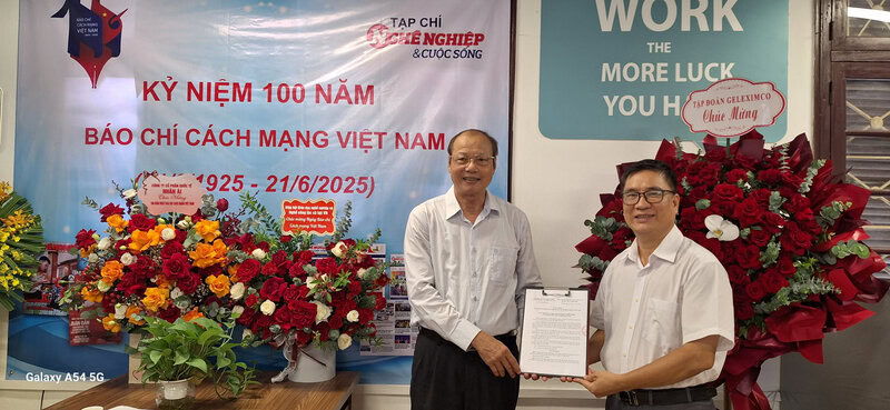 TS. Phan Sỹ Nghĩa trao quyết định bổ nhiệm chức vụ Phó Tổng Biên tập phụ trách Tạp chí cho Nhà báo Trần Hồng Quỳnh.