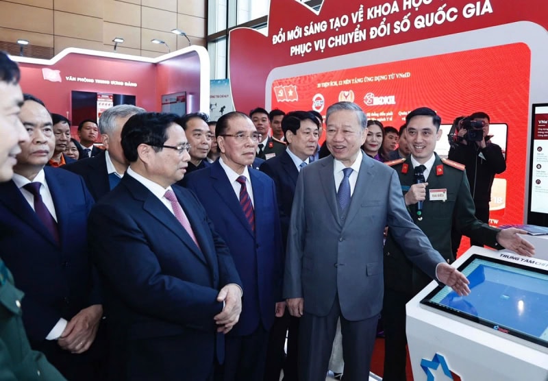 Tổng Bí thư Tô Lâm và các đại biểu tham quan các gian hàng trưng bày tại Hội nghị toàn quốc về đột phá phát triển khoa học, công nghệ, đổi mới sáng tạo và chuyển đổi số quốc gia.
