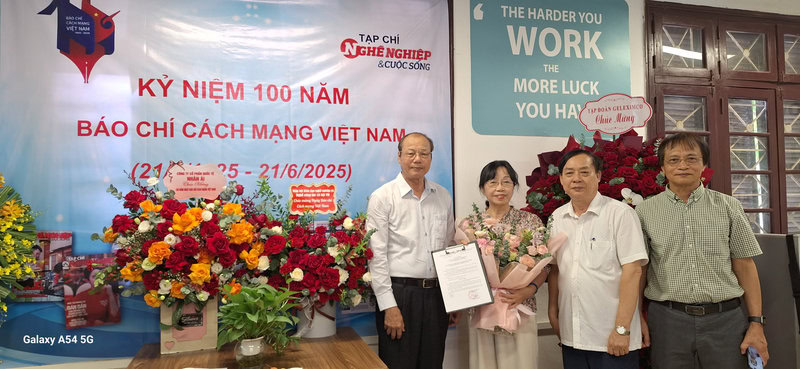 Lãnh đạo Hiệp hội tặng hoa chúc mừng nguyên Tổng Biên tập Tạp chí Chử Thị Hà.