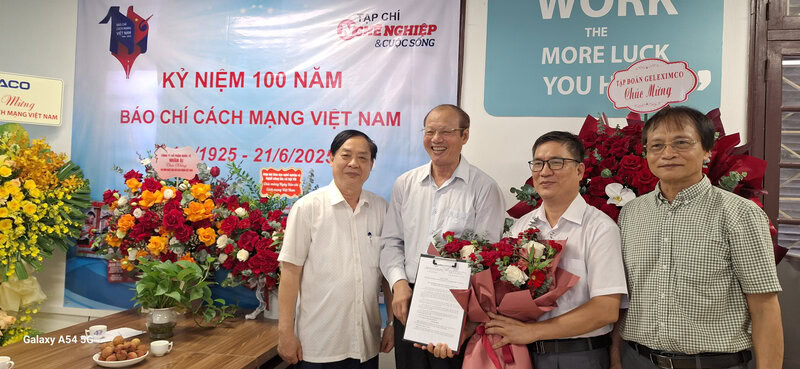 Lãnh đạo Hiệp hội tặng hoa chúc mừng tân Phó Tổng Biên tập phụ trách Tạp chí Trần Hồng Quỳnh.