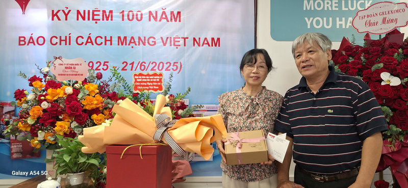 Nhà báo Nguyễn Trung Chính tặng quà lưu niệm Nhà báo Chử Thị Hà.