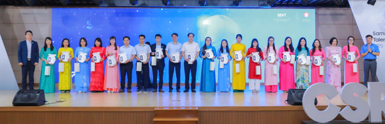 Vinh danh các thầy, cô giáo có học sinh đạt giải.