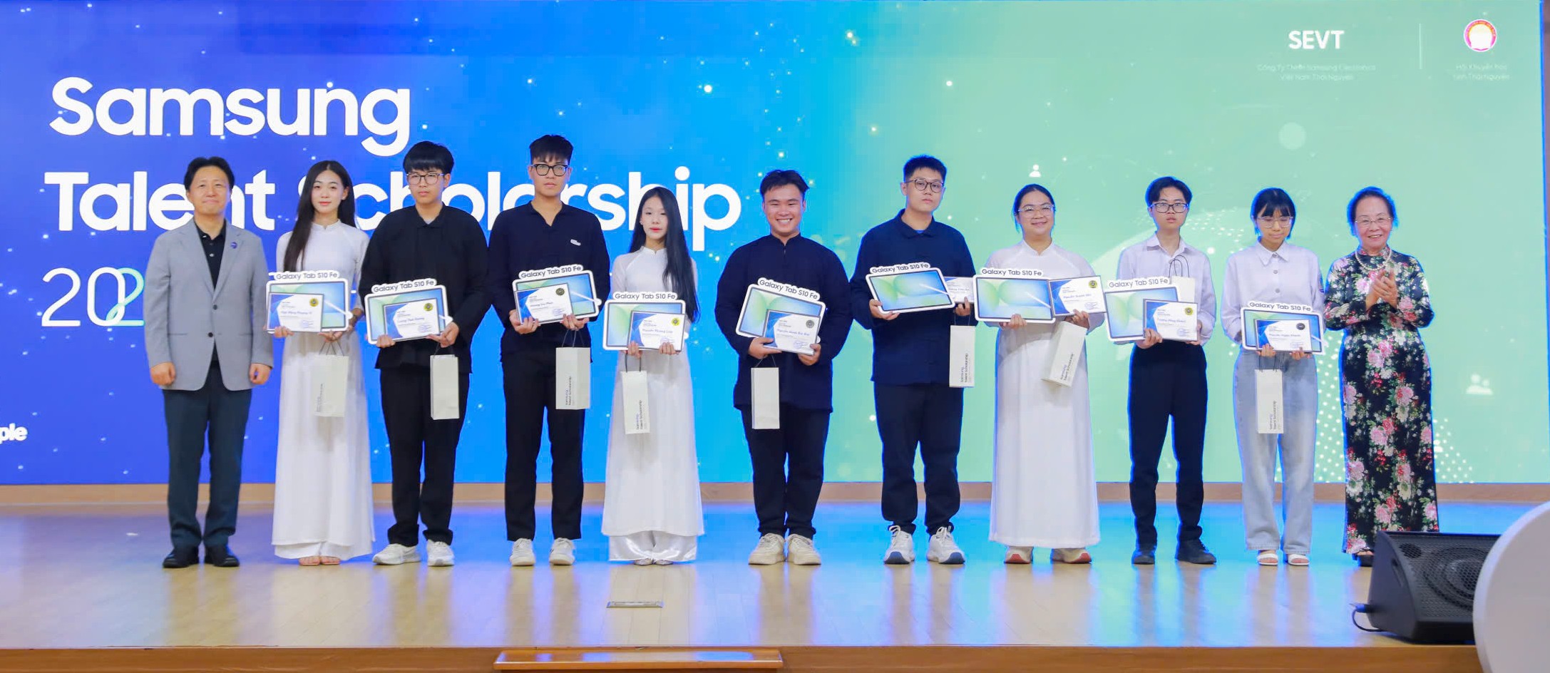Bà Nguyễn Thị Doan và ông Kim Iee Soo trao học bổng cho các em học sinh.
